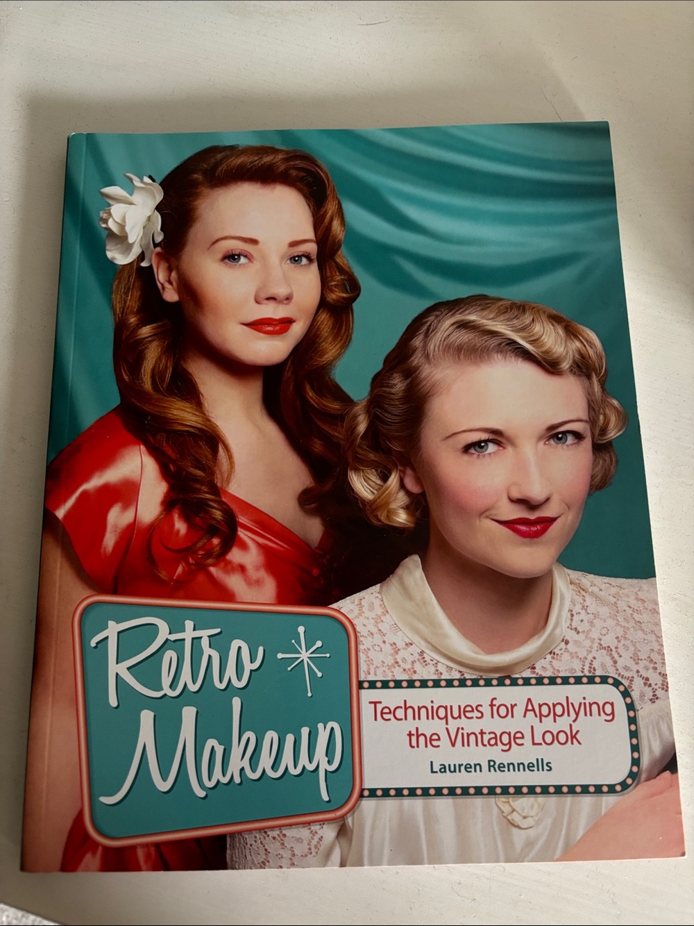 Retro Makeup: Techniques for Applying the Vintage Look
